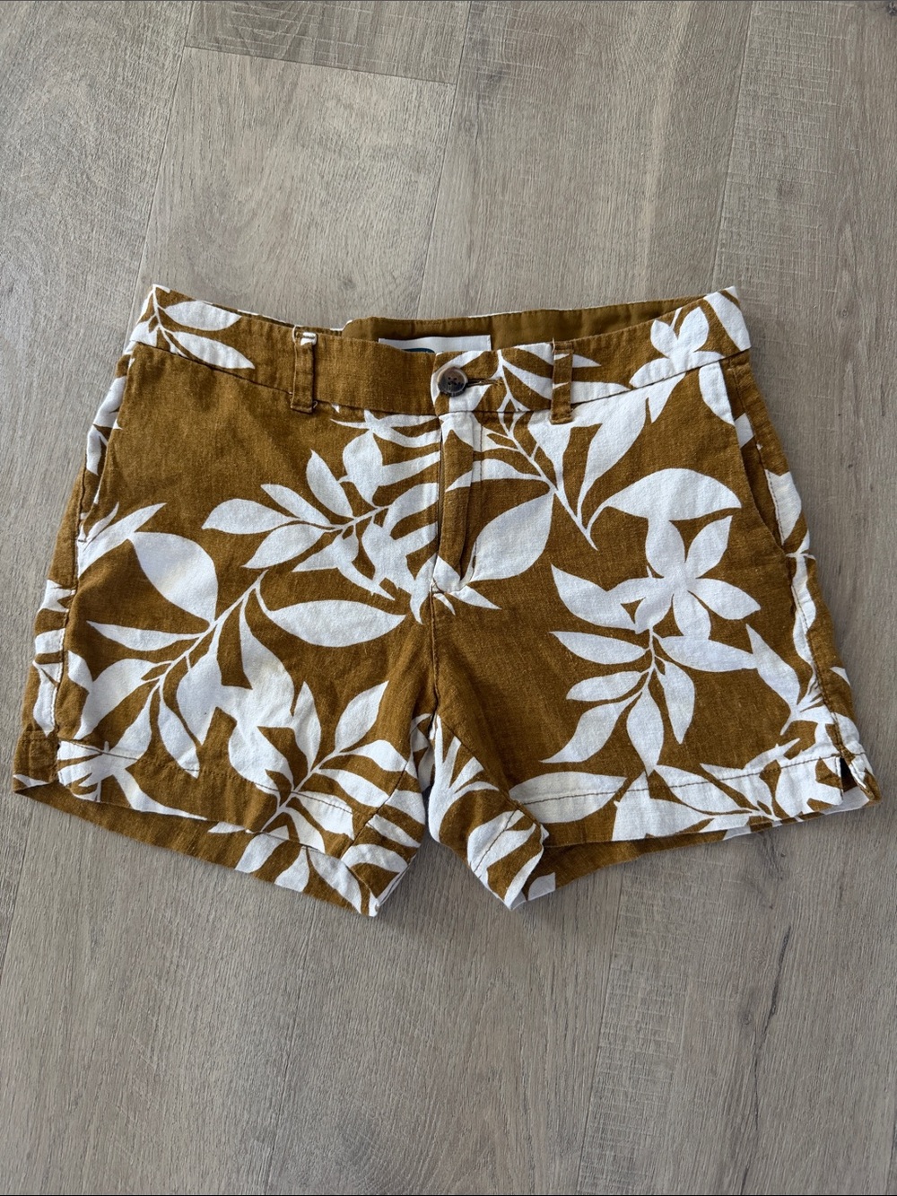 Old Navy women’s Mustard Leaf Print Shorts size 4